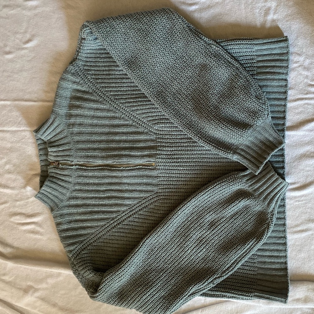 Pink Rose cropped sweater size large Juniors mist green.